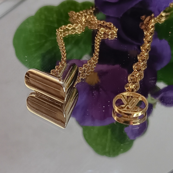 Louis Vuitton ✨️ Essentials V Necklace Gold - Picture 5 of 17